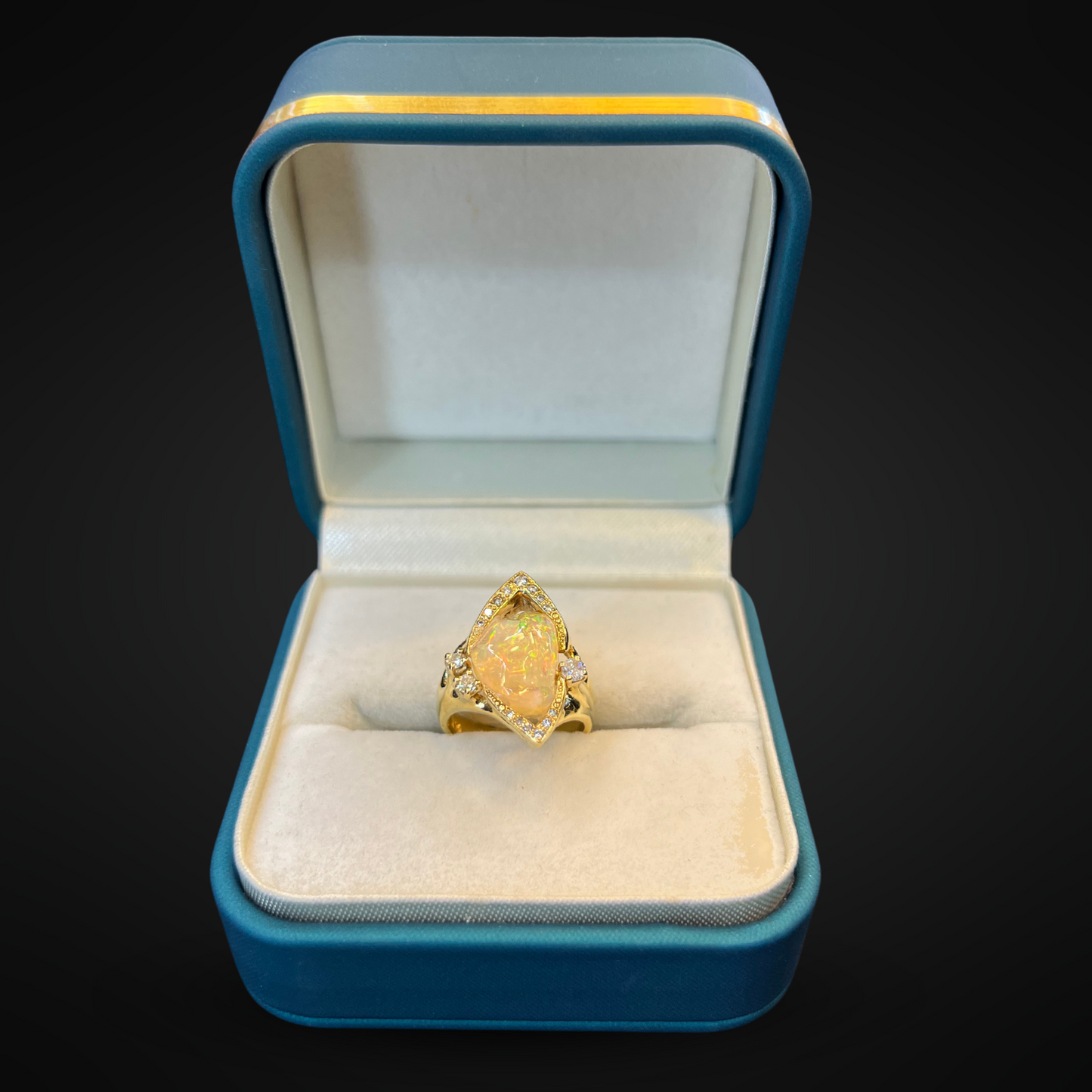 Anillo de Ópalo imperial con diamantes 14K