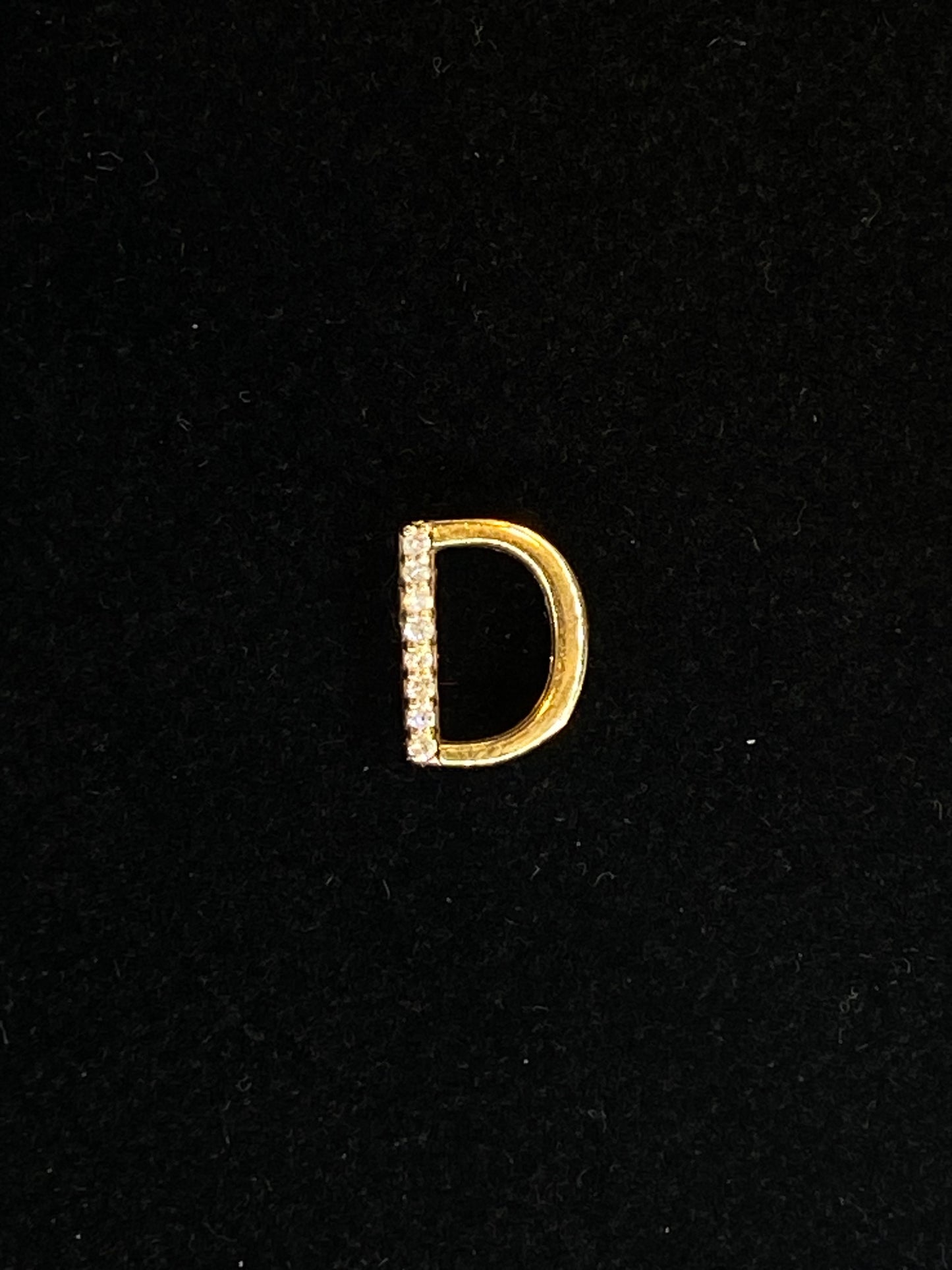 Dije letra D de diamantes 14K