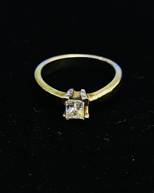 Anillo con Diamante Corte Princesa Oro 14K