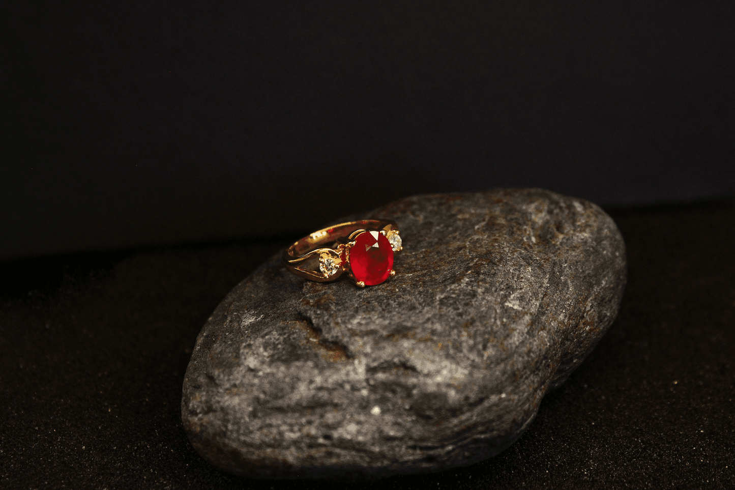 Anillo Rubí con Diamantes Oro 14K